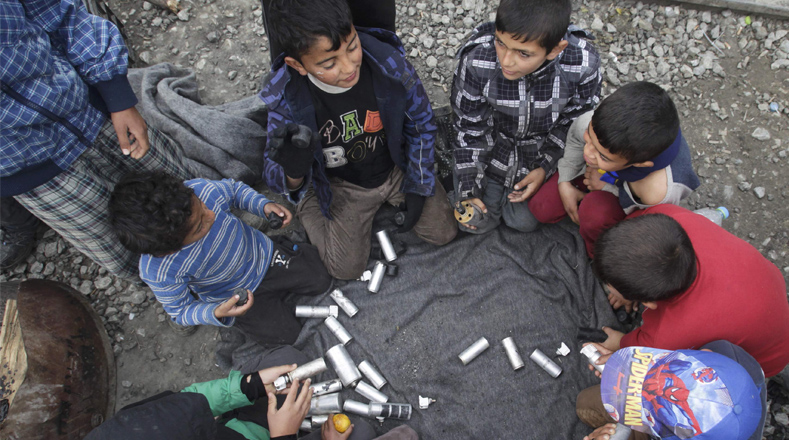 Niños juegan con los restos de las bombas lanzadas por las fuerzas de seguridad de Macedonia.