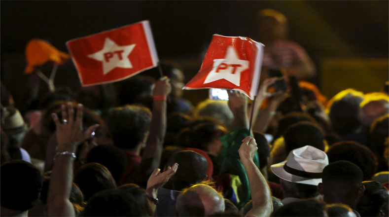 Las banderas del Partido de los Trabajadores (PT) estuvieron presentes durante las actividades en apoyo a la jefa de Estado de Brasil.