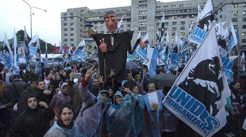 Los argentinos gritaron consignas en contra del presidente Mauricio Macri y lo calificaron de dictador. "¡Vamos a volver!", exclamaron.