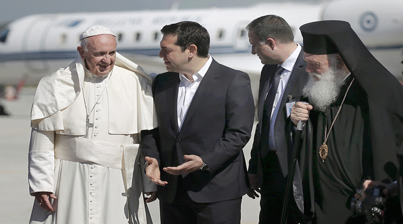 El sumo pontífice fue recibido por el primer ministro de Grecia, Alexis Tsipras, y el patriarca ecuménico Bartolomeo, quienes le dieron la bienvenida al pie de la escalera del avión.