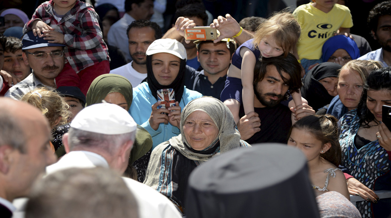 De entre el centenar de refugiados, el vicario de Cristo decidió acoger a tres familias siras que se encontraban en el lugar. Las 12 personas subieron al avión papal de vuelta al Vaticano.