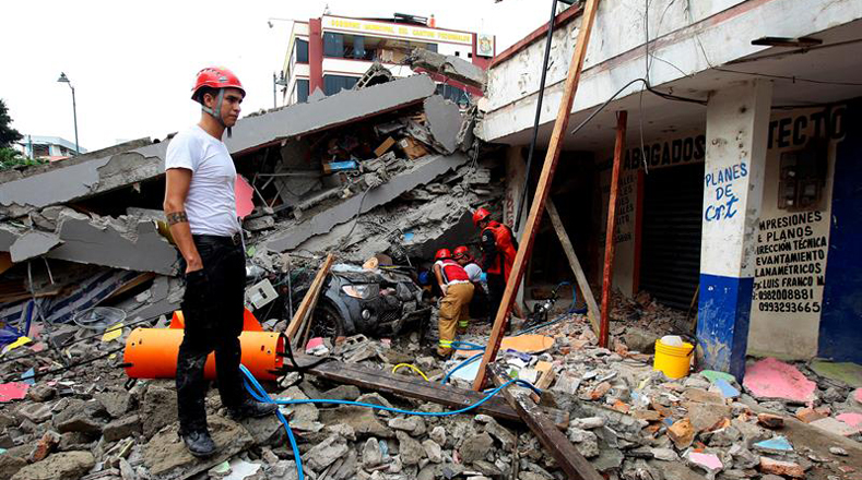 Rescatista, médicos, paramédicos y personal de la Cruz Roja trabajan en conjunto en la zona de desastres.