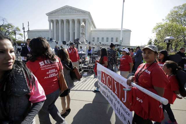 Manifestantes se concentran a las afueras de la Corte Suprema en Washington para rechazar las deportaciones en EE.UU.