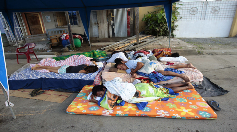 Centenares de familias reposan en los refugios temporales habilitados por el Gobierno ante la emergencia. 