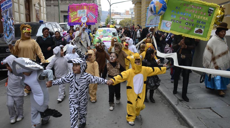 Cientos de niños de Bolivia se movilizaron para recordar el Día de la Madre Tierra.