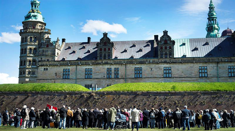En Dinamarca, la gente se reunió en la parte frontal del castillo de Kronborg en Elsinor frontal (Helsingor en danés) , Dinamarca para conmemorar el 400 aniversario de la muerte de dramaturgo inglés.