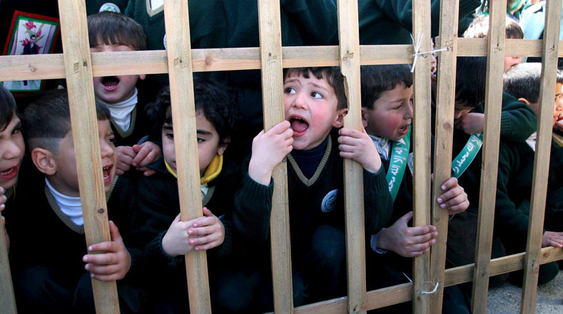 Los niños palestinos se resisten a la invasión y represión sionista en Palestina.