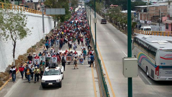En la marcha participan padres de los 43 de Ayotzinapa, estudiantes y organizaciones sociales.