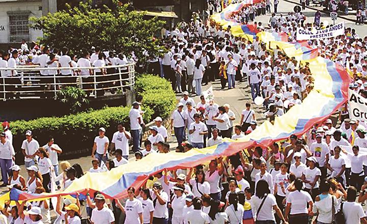 Colombianos marcharán para respaldar los diálogos de paz, exigir aumentos salariales y pedir protección para los defensores de derechos humanos.
