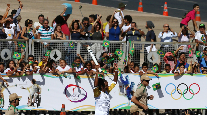 Tras su paso por Brasilia, la antorcha comenzará su recorrido por otras 329 ciudades de todo el país hasta llegar al estadio de Maracaná el 5 de agosto, cuando se inaugurarán los Juegos de Río 2016. 