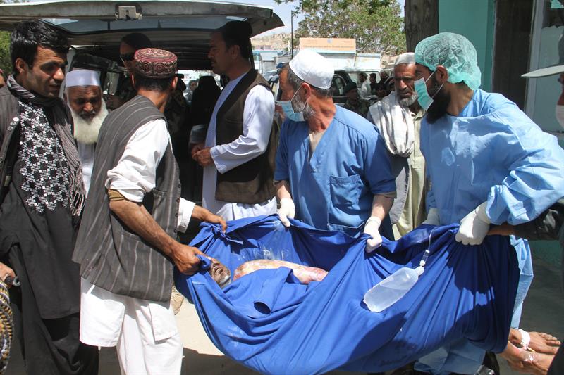 Las víctimas rescatadas con vida fueron trasladas a los hospitales de las provincias Ghazni y Kandahar.