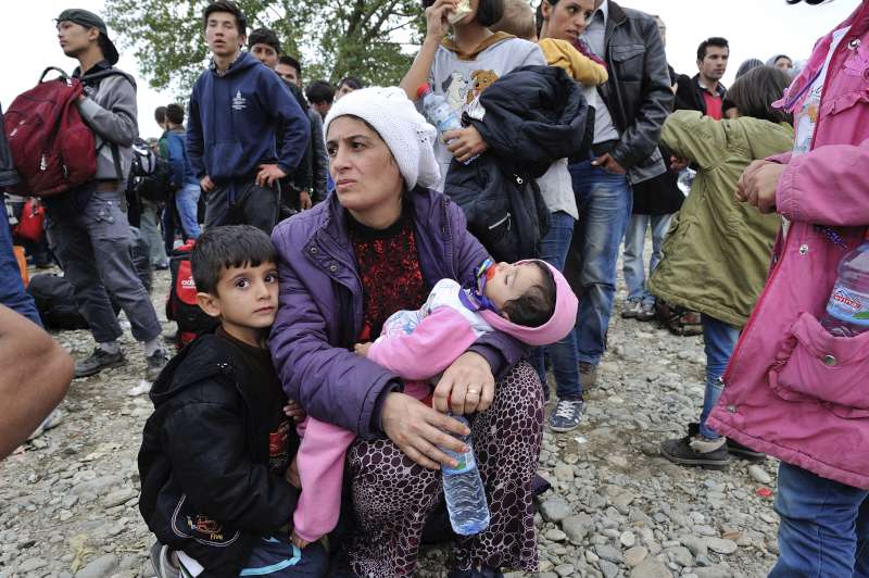 De los millones de refugiados que han logrado llegar a Europa, un gran número lo conforman mujeres que se encuentran solas con sus hijos.