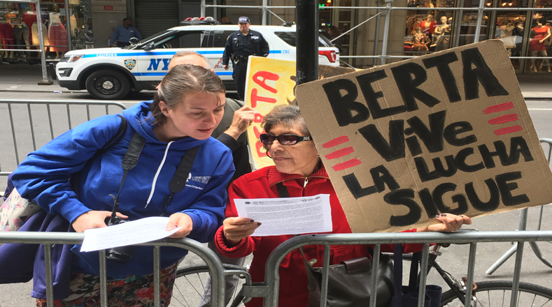 Los activistas en Nueva York dijeron que, con motivo del Día de la Madre en algunos países latinoamericanos entregaron en el consulado un retrato pintado de Cáceres con las palabras "Berta vive", en honor a la madre de la activista.