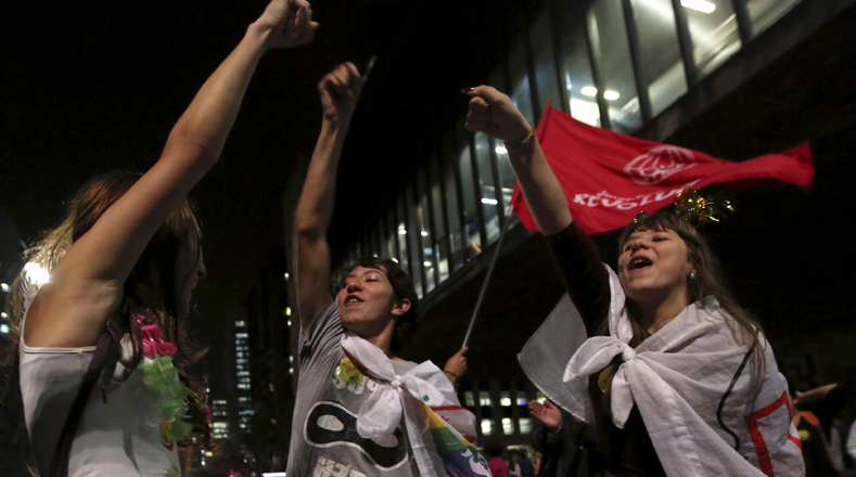 Jovenes brasileros expresan su rechazo al juicio político contra Dilma Rousseff.