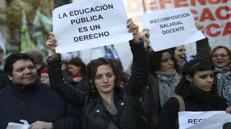 La crisis en las universidades públicas de Argentina motivó a miles de estudiantes a salir a las calles para exigir una educación gratuita al Gobierno de Mauricio Macri. 