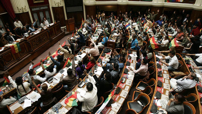 Asamblea Nacional de Bolivia investigará a políticos y empresarios señalados en los papeles de Panamá.