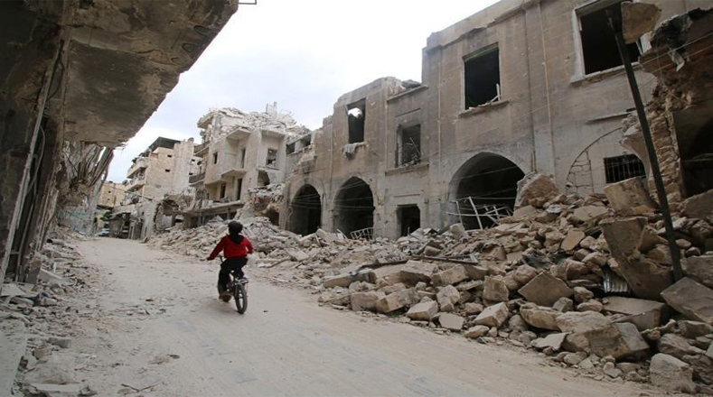 Un niño pasea por las ruinas de uno de los edificios bombardeados de Alepo, en una zona de poder rebelde.