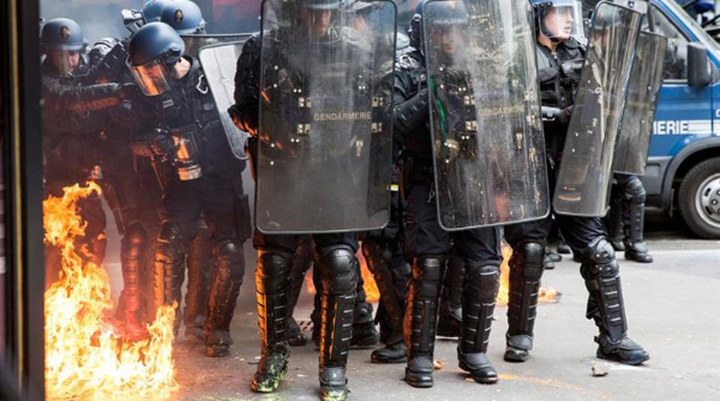 Pese a que los policías franceses se manifestaron este miércoles contra el odio que les han expresado durante los dos meses de protesta por la reforma de la ley laboral en ese país, los manifestantes alegan que los uniformados no respetan su derecho a protestar.