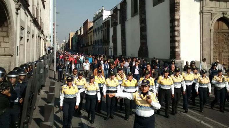 Al menos 600 docentes participan del plantón que movilizó a un gran número de agentes policiales.
