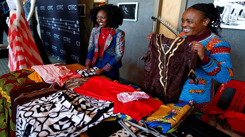 En el Centro teatral Artscape en Ciudad del Cabo, Sudáfrica, unas mujeres enseñan sus creaciones angoleñas durante las celebraciones del Día de África.
