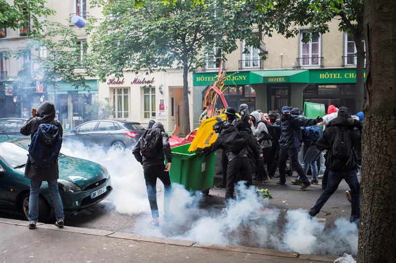 Choques violentos en marchas contra reforma laboral en Francia