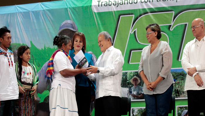 Salvador Sanchéz Céren garantizó la ayuda a las comunidades campesinas del país