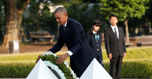 U.S. President Barack Obama lays a wreath at a cenotaph at Hiroshima Peace Memorial Park in Hiroshima, Japan May 27, 2016.