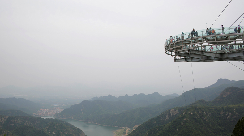 En la ciudad china de Pekín, se inauguró un mirador de cristal de 415 metros cuadrados.