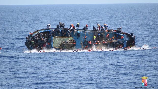 Una embarcación con cerca de 600 migrantes y refugiados naufragó en el Canal de Sicilia el jueves.