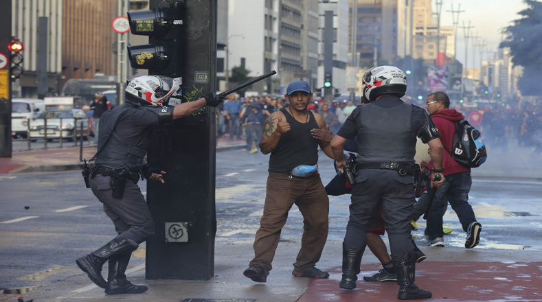 Policía dispersa la manifestación con acciones violentas hacia los MTST.  