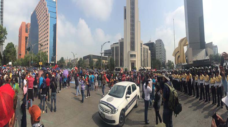 Imagen al momento de la llegada de los primeros manifestantes que son cercados por la seguridad de México. 
