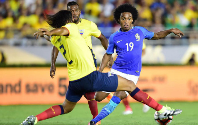 Brasil se atasca en su debut ante Ecuador.