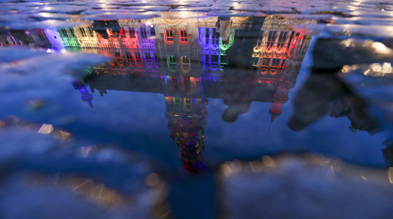 El Ayuntamiento y el Grand Place de Bruselas (Bélgica) fueron iluminados con los colores del arcoíris, como muestra de tolerancia y respeto hacia un colectivo que ha sido históricamente marginado por ciertos sectores de la sociedad.