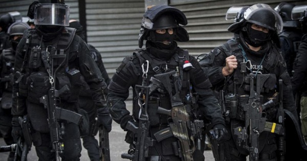 Fuerzas especiales de Francia tuvieron que intervenir cuando un sujeto con cuchillo mató a un jefe policial y a su esposa.