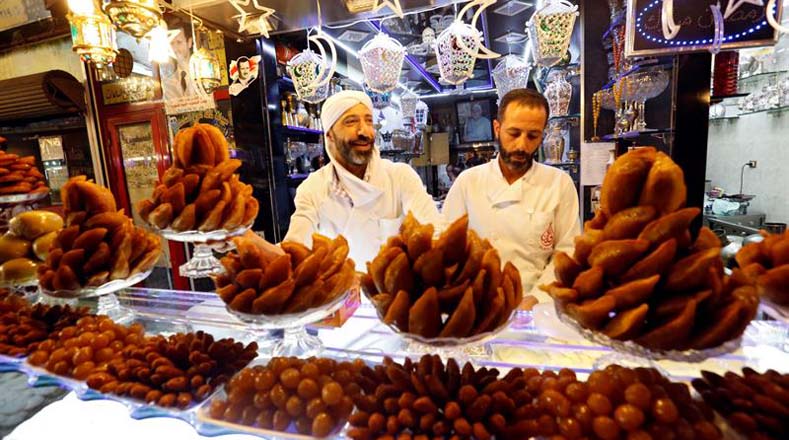 Durante el mes del Ramadán también se venden dulces y otros alimentos en el zoco de Al-Midan en Damasco (Siria).