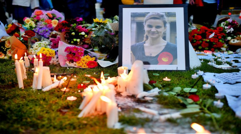 La muerte de la legisladora laborista de 41 años provocó conmoción en Reino Unido, donde la campaña para el referendo de la próxima semana se suspendió en señal de respeto.