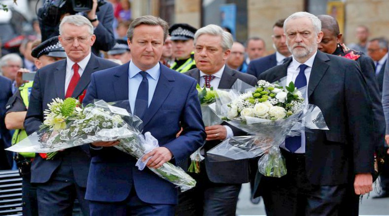 "Un acto vil la ha matado", dijo el viernes el líder del Partido Laborista, Jeremy Corbyn, mientras colocaba flores en Birstall junto al primer ministro británico, el conservador David Cameron.