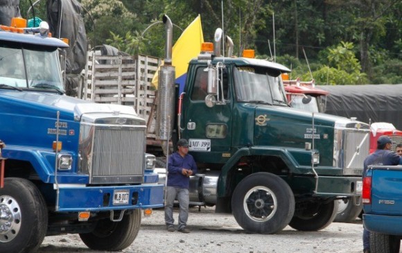 Los transportistas exigen una disminución del costo de mil 200 pesos (unos 0.40 centavos de dólar) el galón.