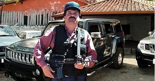 El Chapo Guzmán se encuentra tras las rejas, hecho que sus enemigos están aprovechando para tomar control de su negocio de drogas.