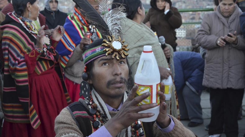 Bolivianos alzan sus manos al sol para recibir el Año Nuevo Aymara.