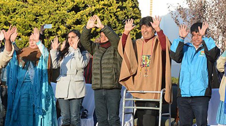 Evo Morales da sus ofrendas al sol desde la residencia presidencial.