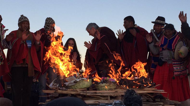Sacerdotes indígenas se preparan para realizar las ofrendas al sol y la Pachamama.