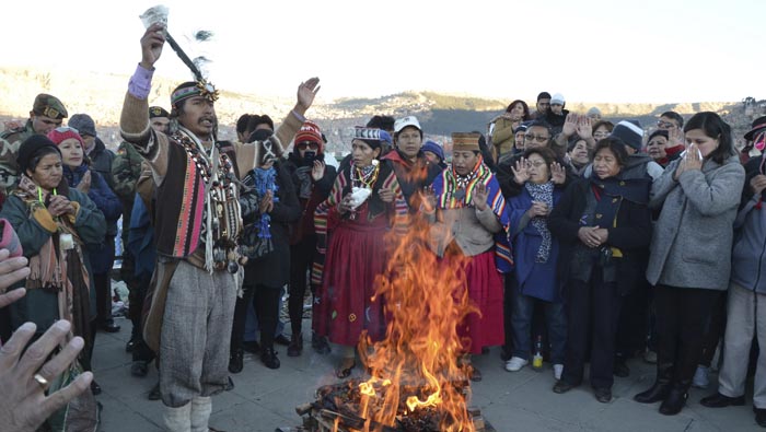 Sacerdotes indígenas inician los actos por el año nuevo Aymara
