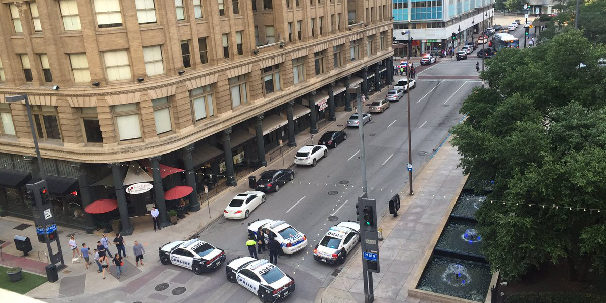 El Departamento de Policía cerró las calles del centro de Dallas como medida de precaución.