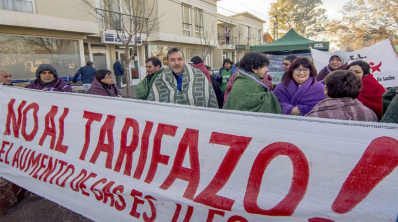 Argentinos continúan rechazando los tarifazos del gas y la electricidad, sobre todo en esta época en la emplean el uso de la calefacción por las bajas temperaturas de la Patagonia. 