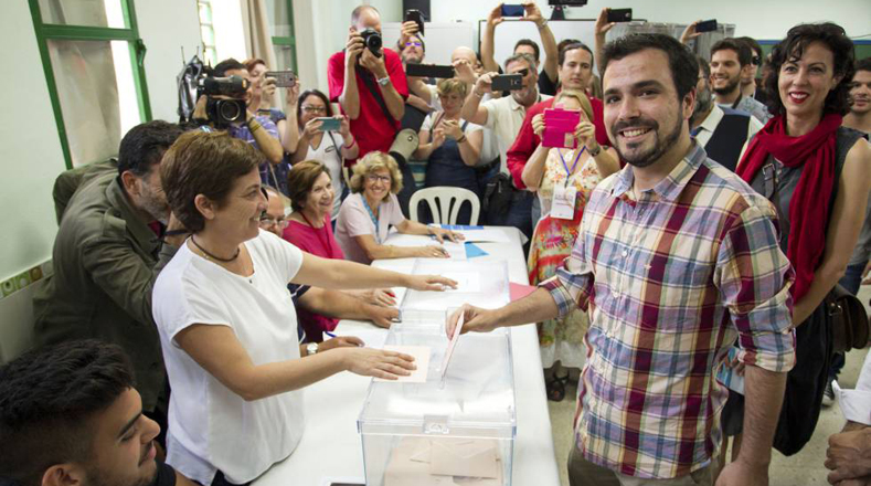 Alberto Garzón, líder de Izquierda Unida en coalición con Podemos, votó en un colegio electoral del Rincón de la Victoria, en Málaga.