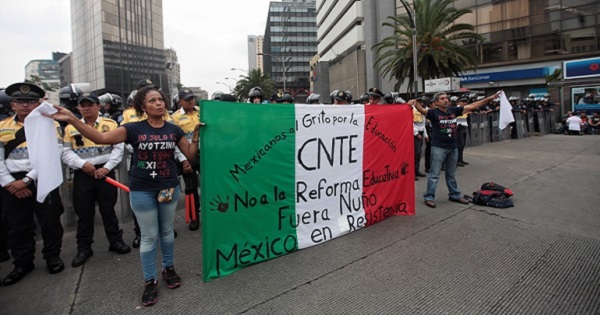 La CNTE asegura que continuará sus actos de protesta hasta lograr que se de marcha atrás a la reforma educativa.