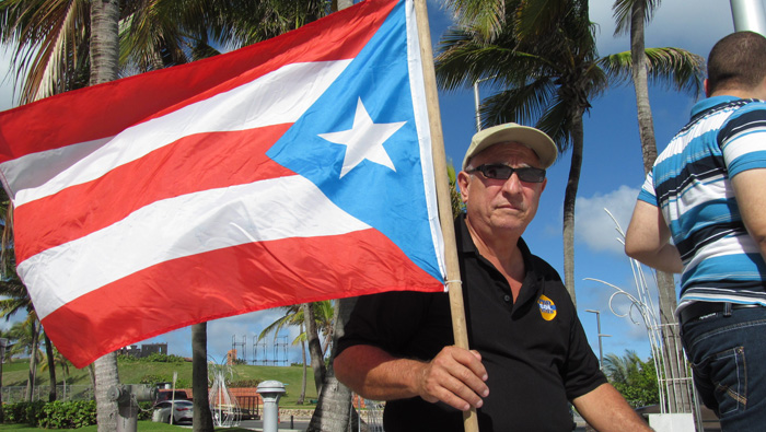 Puertorriqueños se oponen a la supervisión fiscal de Estados Unidos.