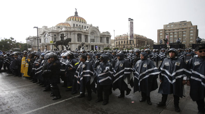 Un fuerte contingente policial vigilaba la marcha de miembros de la Coordinadora Nacional de Trabajadores de la Educación en Ciudad de México.