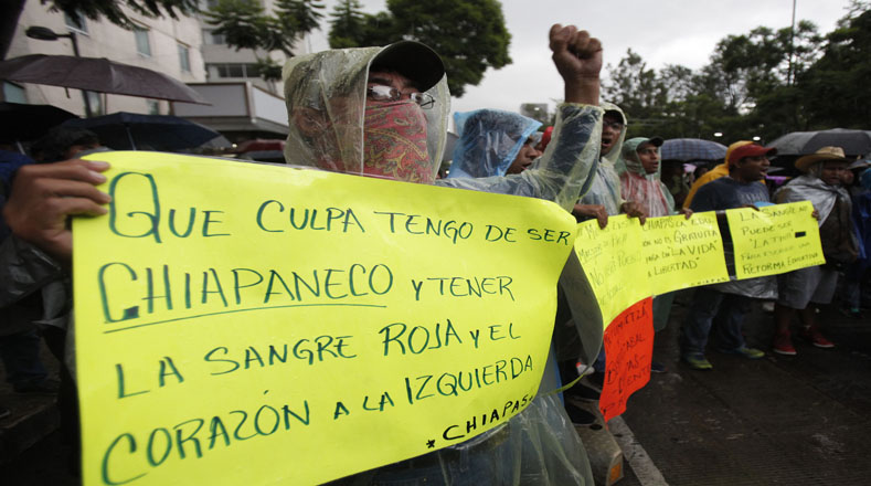 La huelga y las protestas de los maestros, que inició a mediados de mayo pasado, se agudizaron tras la detención de dos de sus líderes en Oaxaca y el asesinato de ocho maestros el pasado 19 de junio en Nochixtlán.